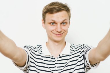 Stüdyoda poz veren adam