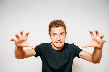 Parlak arkaplanda duran adam