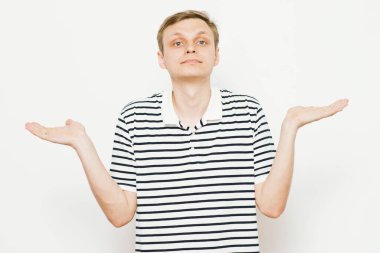 Adam ellerini havaya kaldırıyor.