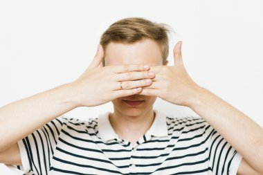 Erkekler gözlerini onun elleriyle kapatır.