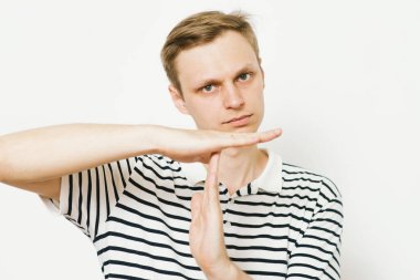 Bir adam ellerini gösterir Mola durdurur.