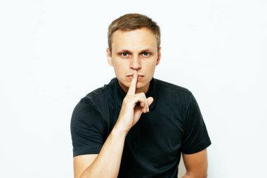 Adam parmağını onun dudaklarına koydu.