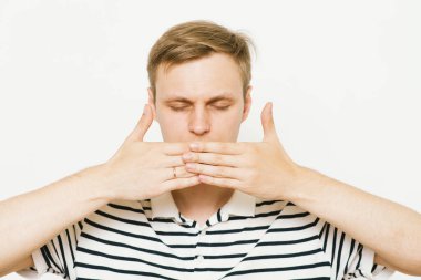 Adam ağzını kapatır.