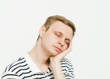 Stüdyoda poz veren adam