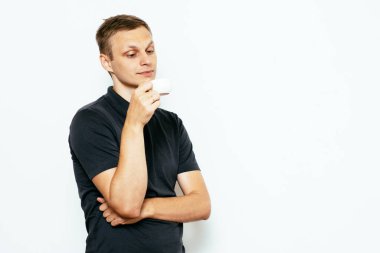 Stüdyoda poz veren adam