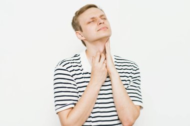 Stüdyoda poz veren adam