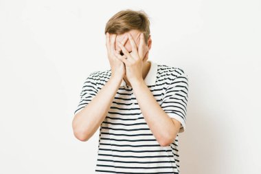 Erkekler gözlerini onun elleriyle kapatır.