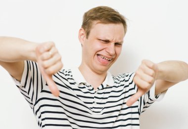 Adam baş parmak hareketi gösteriyor.