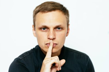 Adam parmağını onun dudaklarına koydu.