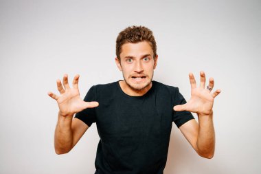 Parlak arkaplanda duran adam