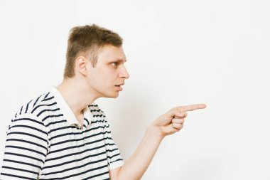 Yakından bakınca genç bir adamın portresi, birini ya da bir şeyi işaret ediyor. Olumlu insan yüzü ifadeleri, duygular, duygular, tutum, yaklaşım