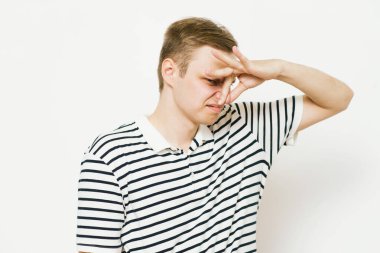 Leş gibi kokuyor. Adamın burnunu kapatır.