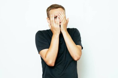 Parmaklarından İzle.