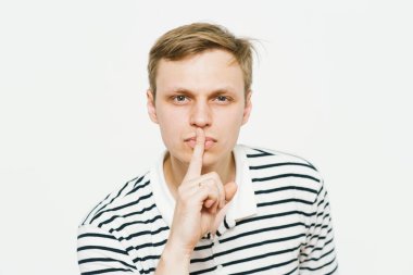 Adam parmağını onun dudaklarına koydu.