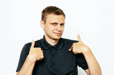 Erkek el parmağı göğsünü işaret ediyor. Jest yap. Ben kimim?.