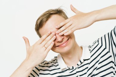 Erkekler gözlerini onun elleriyle kapatır.