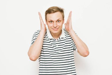 Stüdyoda poz veren adam