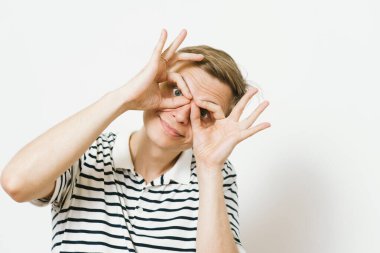 Adam elleriyle dürbün yapıyor.