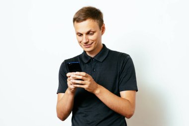 Akıllı telefonu olan bir adam.