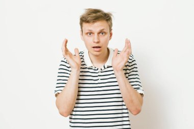 Adam ellerini havaya kaldırıyor.