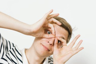 Adam elleriyle dürbün yapıyor.