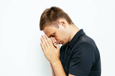 Stüdyoda poz veren adam