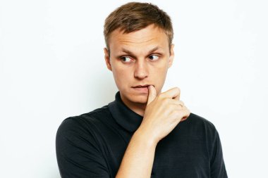 Adam tırnaklarını yiyor.