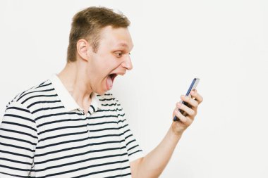 Akıllı telefonu olan bir adam.