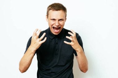 Stüdyoda poz veren adam