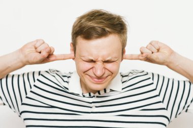 Stüdyoda poz veren adam