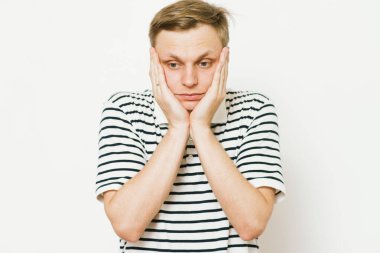 Stüdyoda poz veren adam