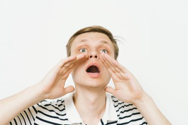 Stüdyoda poz veren adam