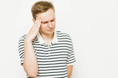 Stüdyoda poz veren adam