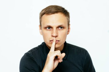 Adam parmağını onun dudaklarına koydu.