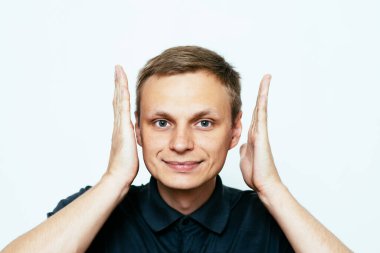 Stüdyoda poz veren adam