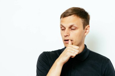 Adam tırnaklarını yiyor.