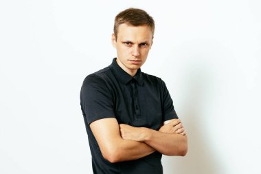 Kollarını kavuşturmuş bir adamın portresi.