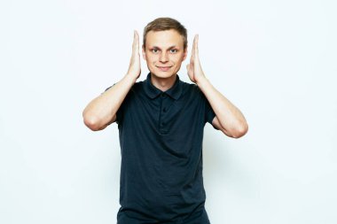 Stüdyoda poz veren adam