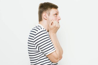 Adam tırnaklarını yiyor.