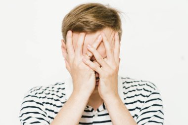 Erkekler gözlerini onun elleriyle kapatır.