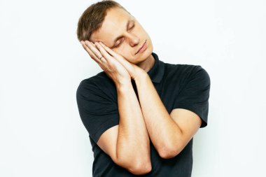 Stüdyoda poz veren adam