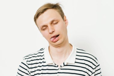 Stüdyoda poz veren adam