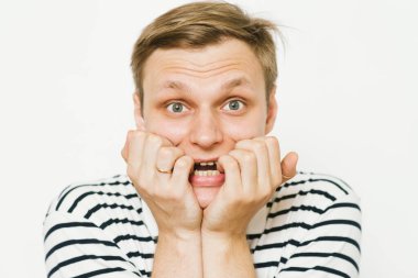 Adam tırnaklarını yiyor.