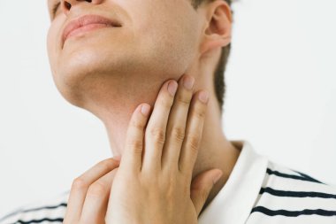 Stüdyoda poz veren adam