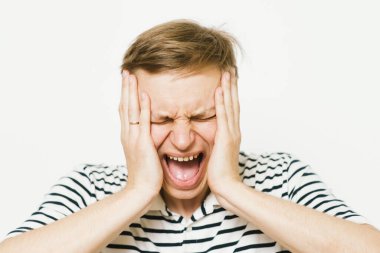 Stüdyoda poz veren adam