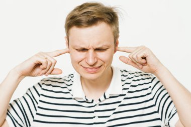 Stüdyoda poz veren adam