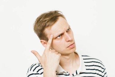 Stüdyoda poz veren adam