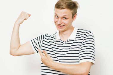 Adam ona kaslarını gösteriyor.