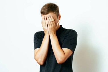 Erkekler gözlerini onun elleriyle kapatır.