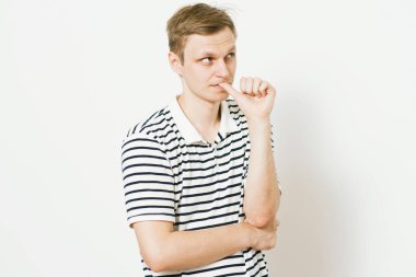 Adam tırnaklarını yiyor.